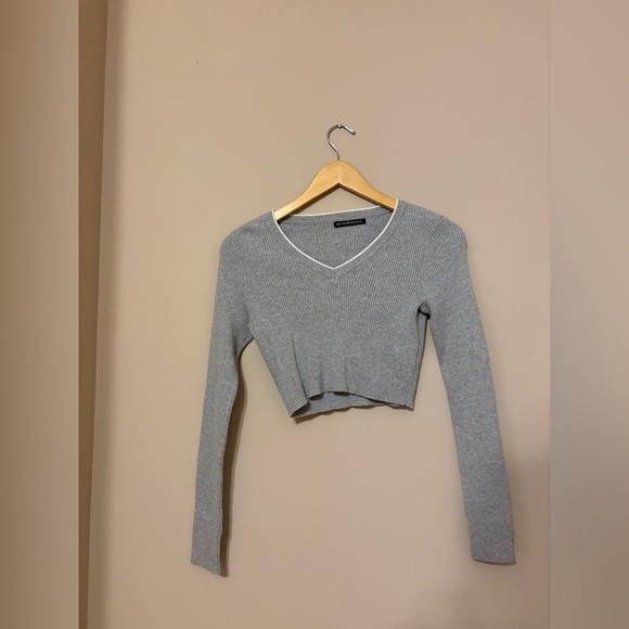 Brandy Melville Women's V-Neck Cropped Sweater Top Gray One Size - Picture 2 of 4